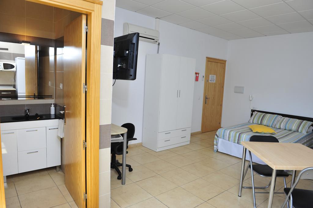 Hostal Via Del Caminante Madrigalejo Екстериор снимка