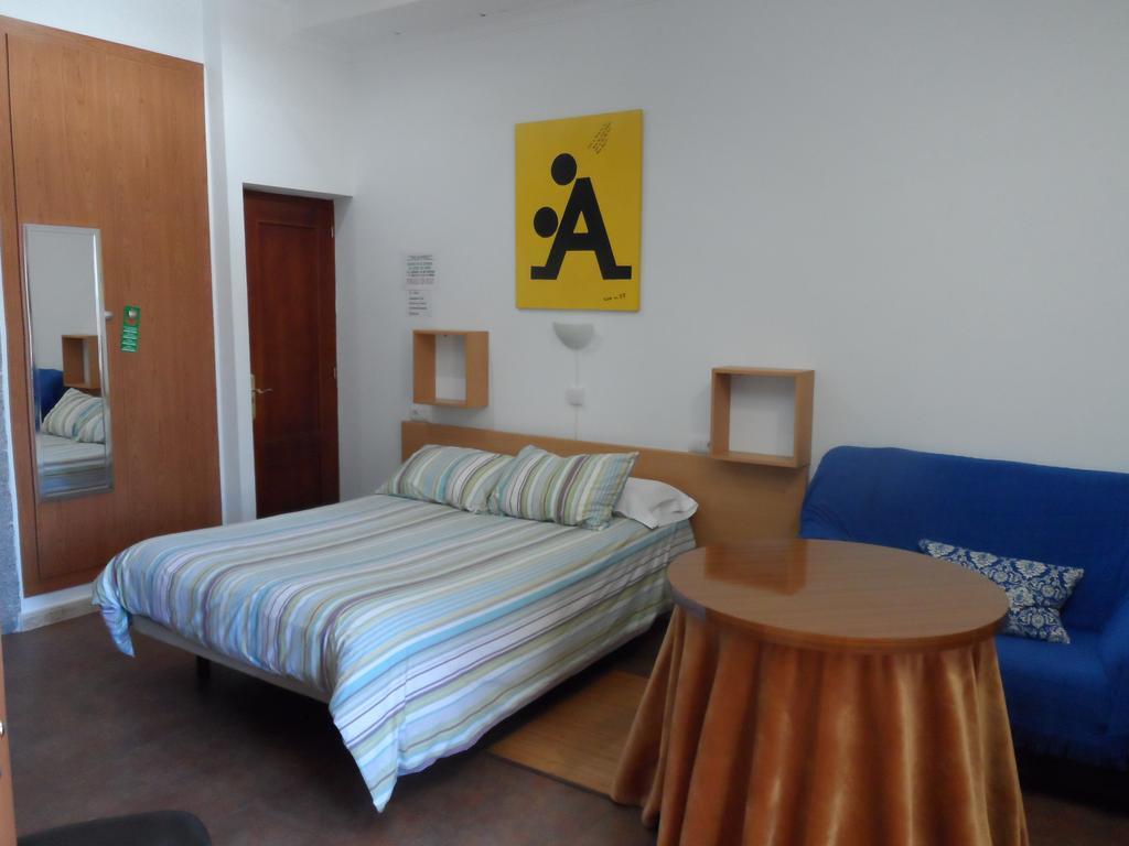 Hostal Via Del Caminante Madrigalejo Екстериор снимка