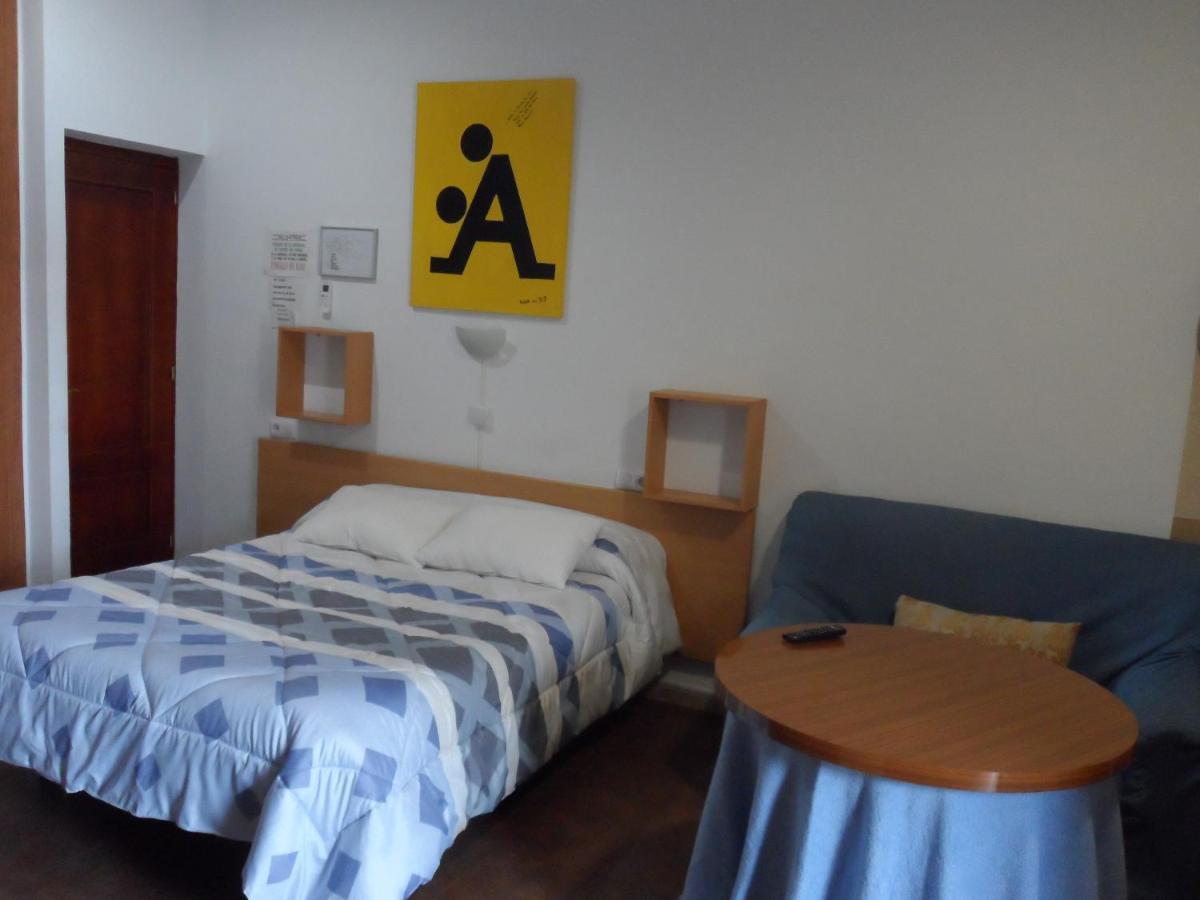 Hostal Via Del Caminante Madrigalejo Екстериор снимка